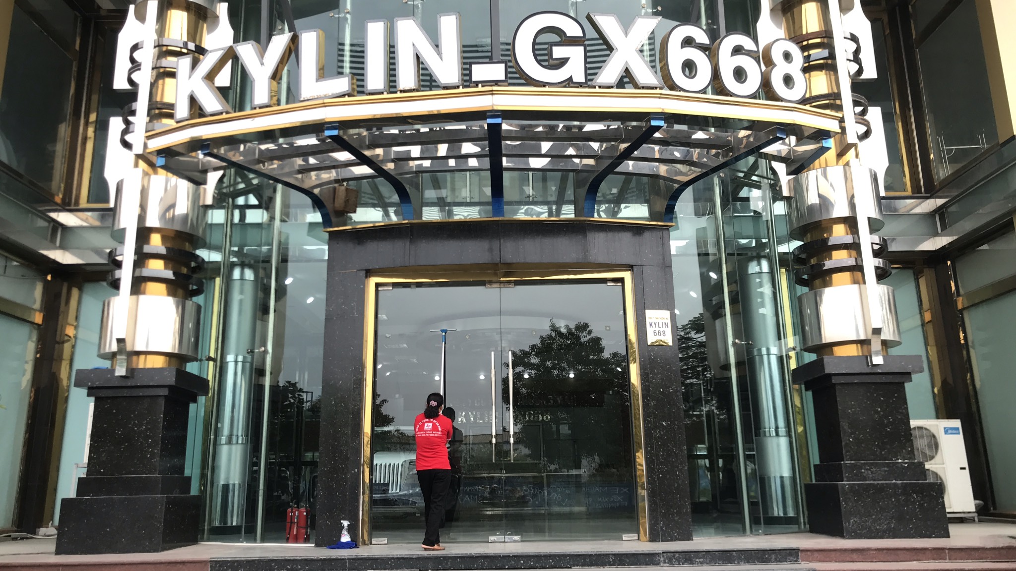 9 cách lau kính sạch, sáng bóng như gương trong 5 phút